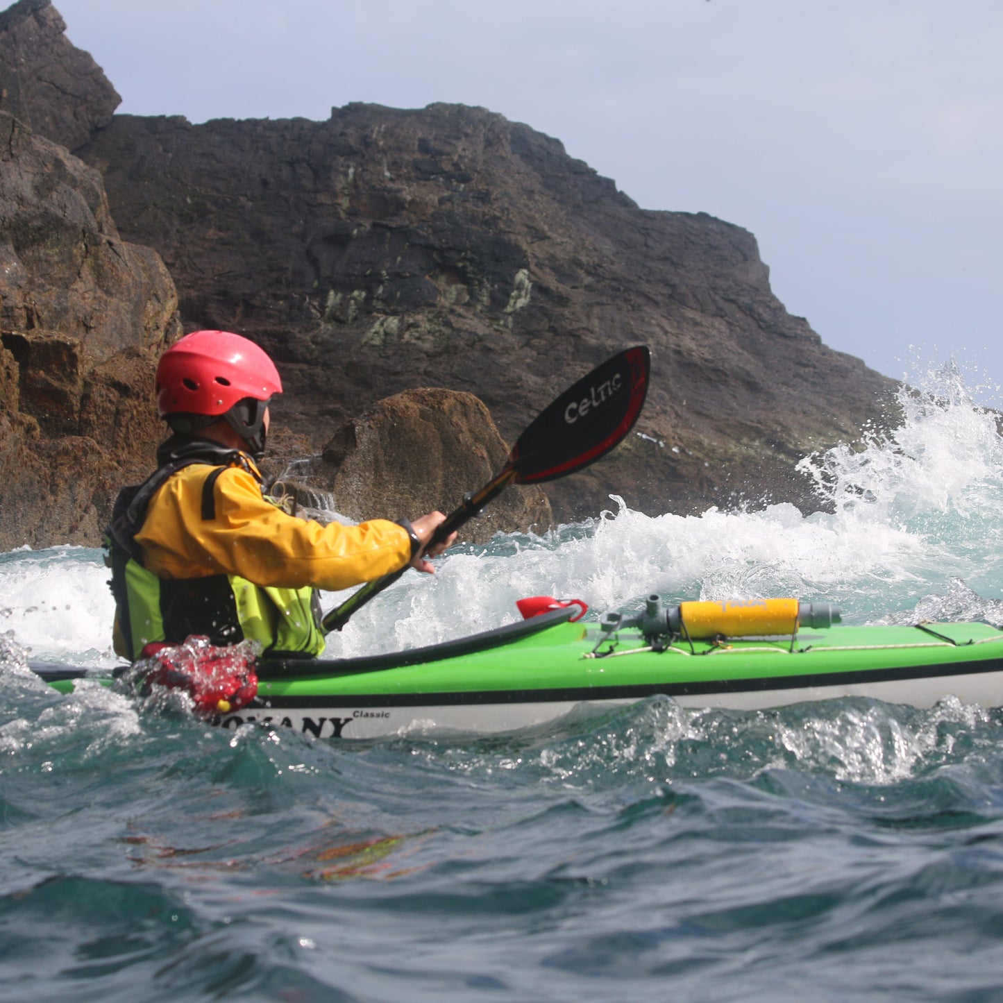 Bracing a sea kayak in intermediate conditions