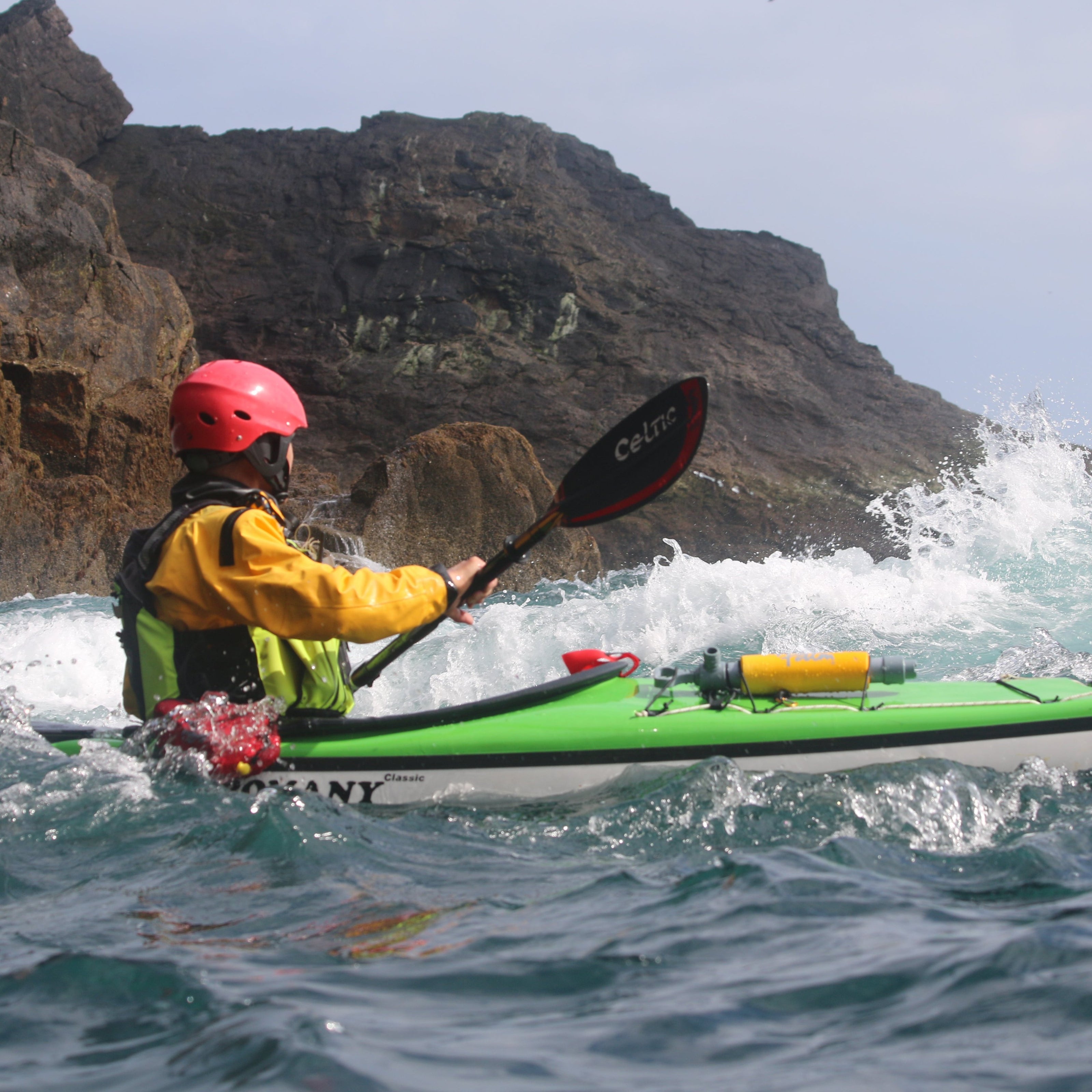 Bracing a sea kayak in intermediate conditions